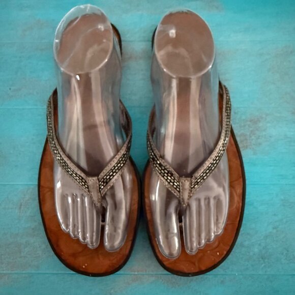 COACH Laurel Leather Silver Gray Bugle Beaded Flip Flop Sandals Sz 9.5 - Picture 1 of 11